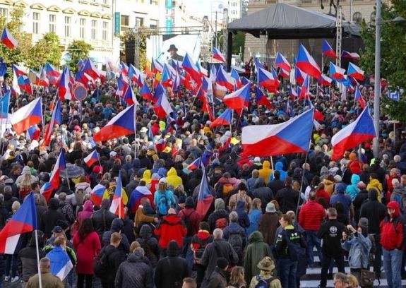 Tízezrek követelték a kormány lemondását több cseh nagyvárosban
