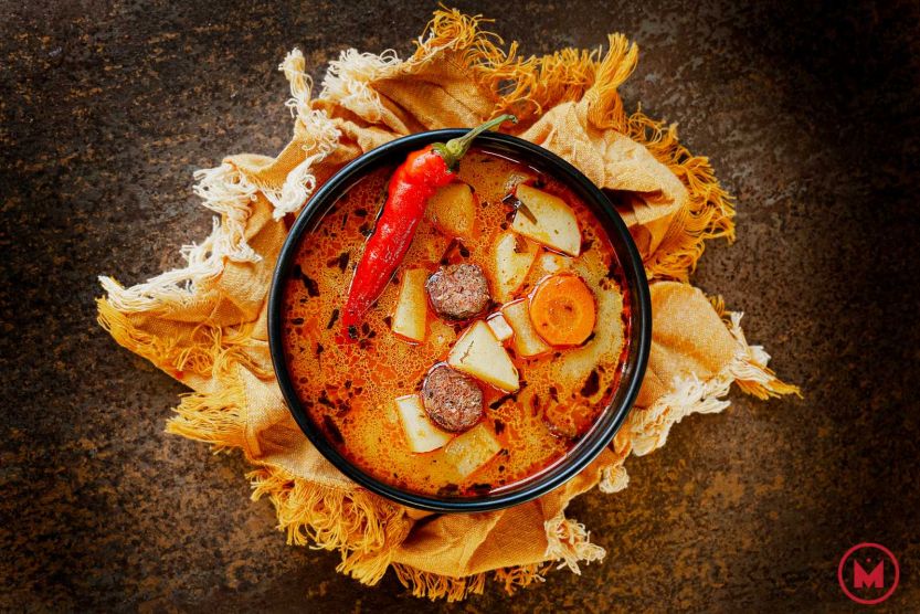 Erdély ízei: Tárkonyos-kolbászos krumplileves