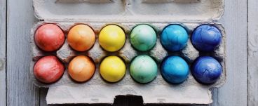 Hagymahéj, lilakáposzta, cékla, csalán: természetes festékanyagokkal is színezhető a tojás, nem szükséges a bolti