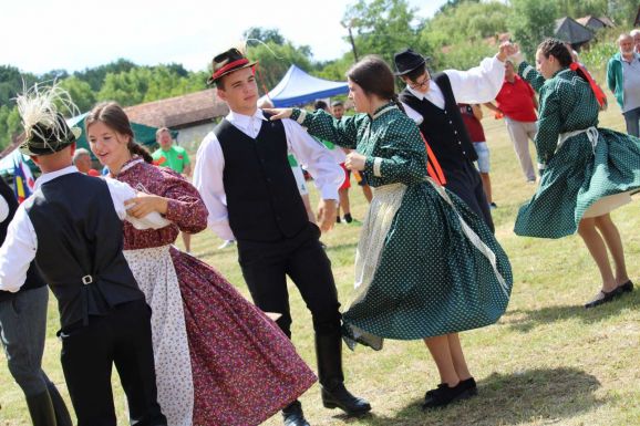 Négy éve erősíti a szilágysági magyar identitástudatot a Varrd magad a viseleted projekt