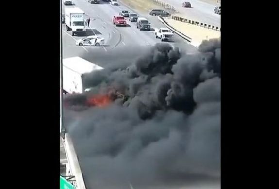 Kigyulladt egy kisteherautó az ütközéstől, másodperceken múlt a sofőr élete