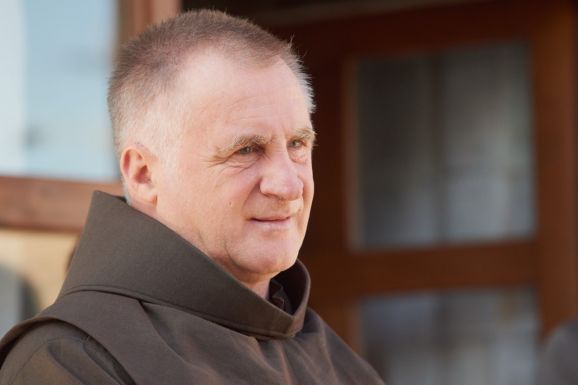 Csaba testvér szerint szörnyű nagypéntekjét éli a világ: gyűlölet, halál vette át a szeretet helyét