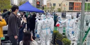 Kilátástalanság Sanghajban: szembefordultak a karhatalommal a karanténból kitörő éhező lakosok