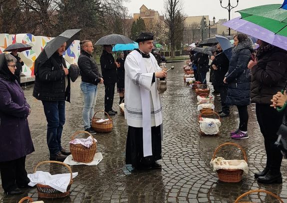 Sepsiszentgyörgy főterén több százan kértek áldást húsvéti ételeikre