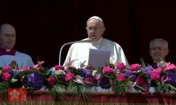 Ferenc pápa Urbi et Orbi áldásában: a béke mindenki elsőrendű felelőssége