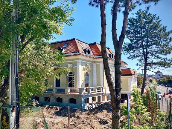 Ismét régi fényében pompázik a marosvásárhelyi Aranykakas