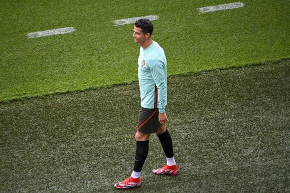 Egy perces tapssal fejezte ki részvétét az egész stadion Cristiano Ronaldónak