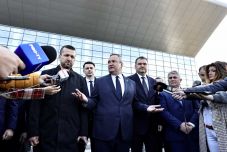 Nem kérdezték, de nem is akar az ukrajnai háborúról beszélni Románia tábornok miniszterelnöke