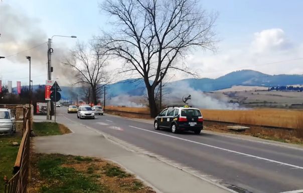 Mintegy két hektáron lángol a száraz növényzet Csíkszeredában
