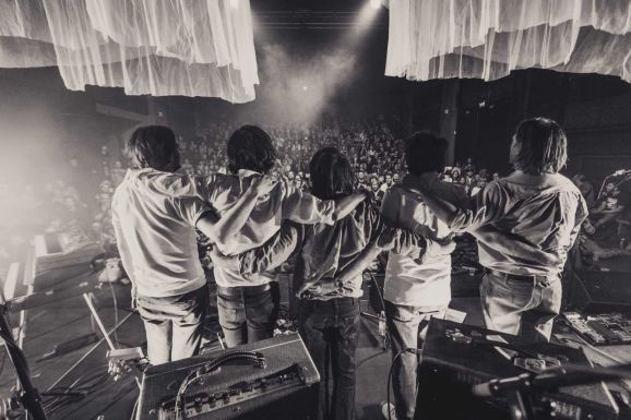 Feloszlik a Qualitons, a fiatal magyar zenekar, akinek a dalait a BBC is játszotta