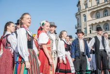 Szabadtéri tánccal indult az Erdélyi Magyar Hivatásos Néptáncegyüttesek Találkozója Nagyváradon