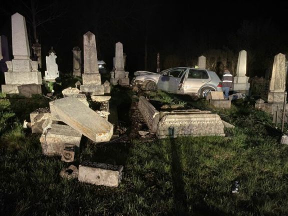 Egyenesen a temetőben állt meg egy részeg, jogosítvány nélkül vezető sofőr
