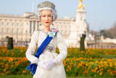 Barbie babát mintáztak Erzsébet királynőről platinajubileuma alkalmából