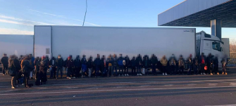 Két kamionban 65 illegális migránst fogtak el Nagylaknál
