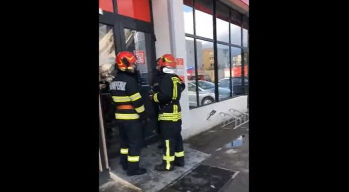 Beszakadt egy tordai szupermarket mennyezete