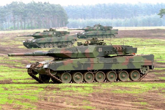 Először haladták meg a 2 ezermilliárd dollárt a globális katonai kiadások