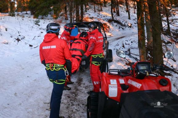Lezárt úton próbálkoztak: öt turistát kell lehozniuk a hegyimentőknek az Erdélyi-szigethegységből