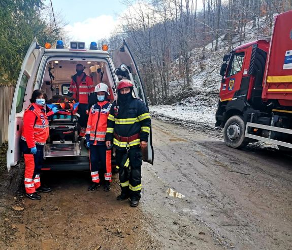 Bennégtek az állatok az istállóban, a gazdájukat kórházba szállították