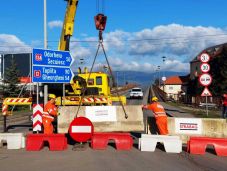 Elkezdődött az átépítés: a következő másfél évre lezárták a csíkszeredai vasúti felüljárót