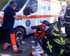 Háznak rohant egy Hargita megyei kisbusz Szeben megyében