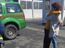 Autópályán felejtettek egy román tinédzsert, a magyar rendőrök segítettek rajta