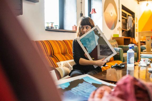 Szokatlan tárgyak utcai környezetben – kísérleti fotográfiai kiállítás nyílt Csíkszeredában