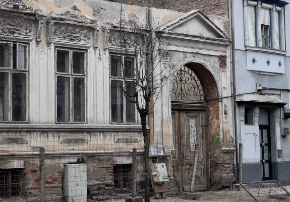 Marosvásárhely pusztuló épített örökségét mutatják be két városnéző sétán 