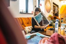 Szokatlan tárgyak utcai környezetben – kísérleti fotográfiai kiállítás nyílt Csíkszeredában