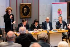 „De mint a menta, kihajt, és sűrű, de újranő” – Balla Zsófia, Báthori Csaba és Markó Béla állított emléket József Attilának 