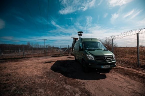 Bevándorlókat szállító román rendszámú személyautó borult árokba Magyarországon, egy gyerek meghalt