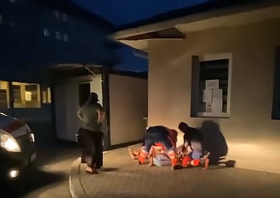 A diszrkimáncióellenes tanács is eljárást indított a kórház előtti járdán szülő nő ügyében