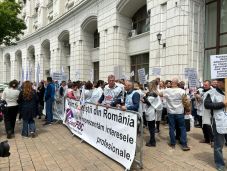 Spontás sztrájkba kezdett 15 ezer közalkalmazott