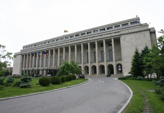 Kommunikációs szakemberek hada áll a kormány alkalmazásában