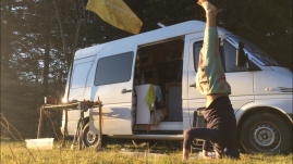 Huszonéves világutazó: Dániel saját kezűleg átalakított lakóautó-furgonjával szeli át a kontinenseket, ott keres munkát, ahol éppen állomásozik