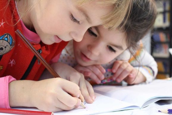 Visszatartani vagy korábban beíratni – Mikor menjen iskolába a gyermek?