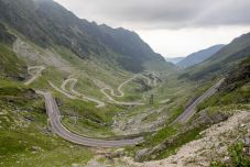 Kilométeres sorban torlódott fel a forgalom a Transzfogarason