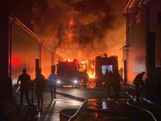 FRISSÍTVE - Hatalmas tűz ütött ki egy székelyudvarhelyi gyár raktárában