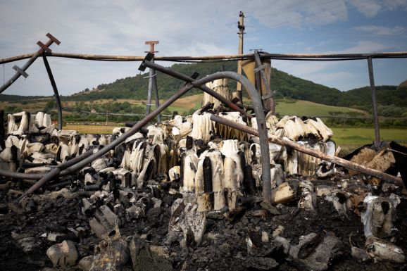 Ennyi maradt a hétfőn este leégett székelyudvarhelyi raktárból