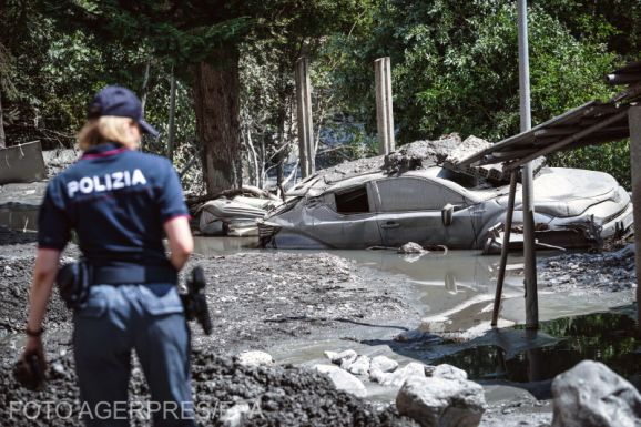 Videóra vették, ahogy elönt a sárlavina egy olasz alpesi kisvárost