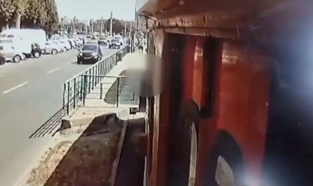 Meghalt Aradon egy gyermekét féltő nő, aki a villamosvezető figyelmetlensége miatt a sínekre esett