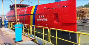 Az ünnepi felvonulásról indult turistákat menteni a tengerészet egyik hajója