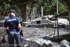 Videóra vették, ahogy elönt a sárlavina egy olasz alpesi kisvárost