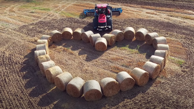 Ez ám a lánykérés: gigantikus szalmabálaszívvel hódította meg szíve választottját egy magyar gazda
