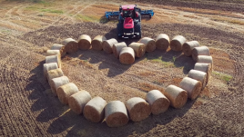 Ez ám a lánykérés: gigantikus szalmabálaszívvel hódította meg szíve választottját egy magyar gazda
