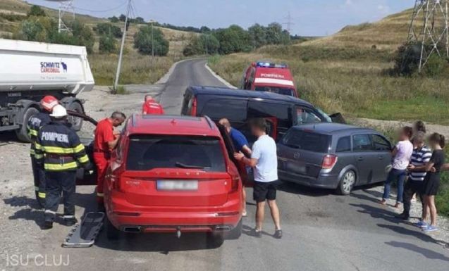 Kisbusz, személyautó és teherautó balesetezett Kolozs megyében, egy gyerek megsérült
