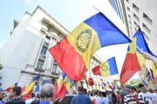 Oltásellenes megmozdulást szervezett az AUR, de a pártvezér Simion beoltatná a gyerekeit