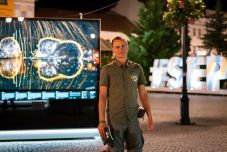 Sepsiszentgyörgyre érkezett Máté Bence világhírű természetfotós Vértelen vadászat című kiállítása