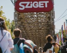 Balhé a Sziget Fesztiválon – eltörték a rendőrök a milliárdos karját