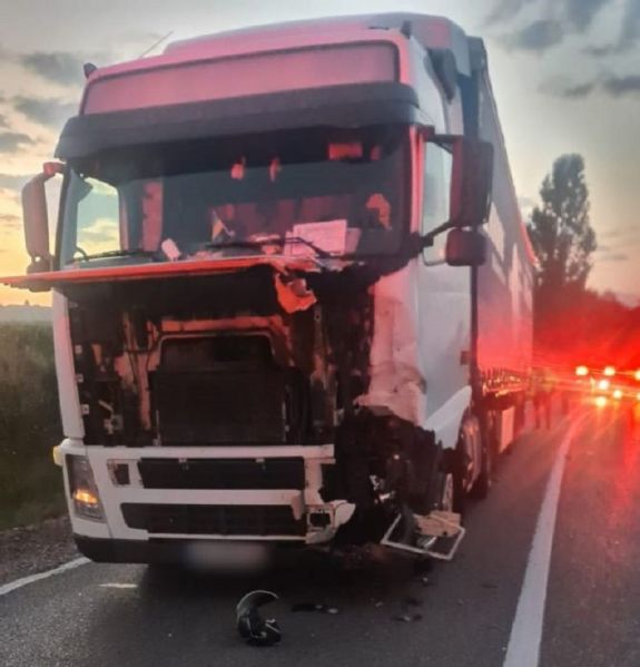 Ketten veszítették életüket, miután teherautóval ütközött egy motorkerékpár