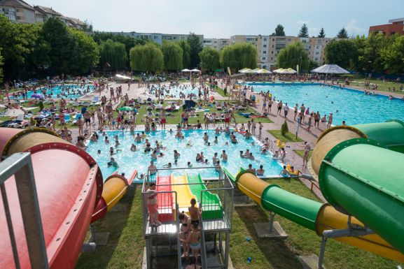 Szembeszökőek az eltérések a strandbelépőknél: míg Csíkszeredában 10 lej, Brassóban 95